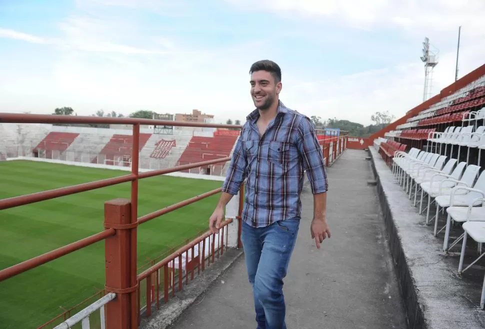 COMO EN CASA. Alejandro Rébola recorrió las tribunas de La Ciudadela el día que firmó su regreso, tras dos años ausente. 