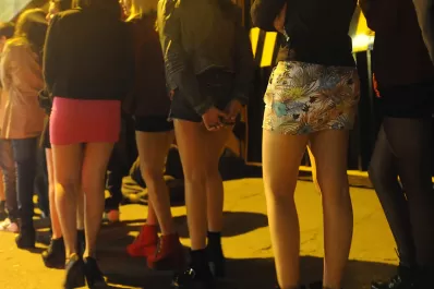 Quieren terminar con el modo “damas gratis”