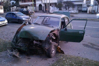 Buscan al chofer de un auto que habría originado un choque en la avenida Mate de Luna