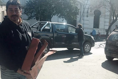 Rompieron una ventana para robar en una peña céntrica