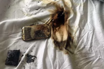 Dormía con el celular debajo de la almohada y le explotó en medio de la noche