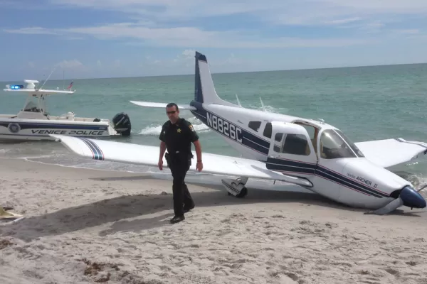Una avioneta lo chocó mientras tomaba sol en una playa