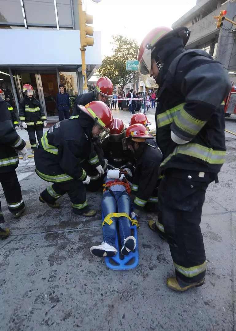 EN ACCIÓN. Durante el simulacro, los bomberos de Concepción rescatan a una de las “víctimas”. 