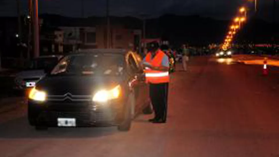CONTROLES.  Los agentes de tránsito controlaron 106 vehículos en total. FOTO DE PRENSA-SALTA.GOV.AR