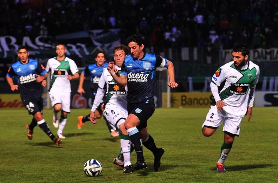 VOLVIÓ CON TODO. Diego Milito fue titular y Racing avanza en la Copa Argentina. 