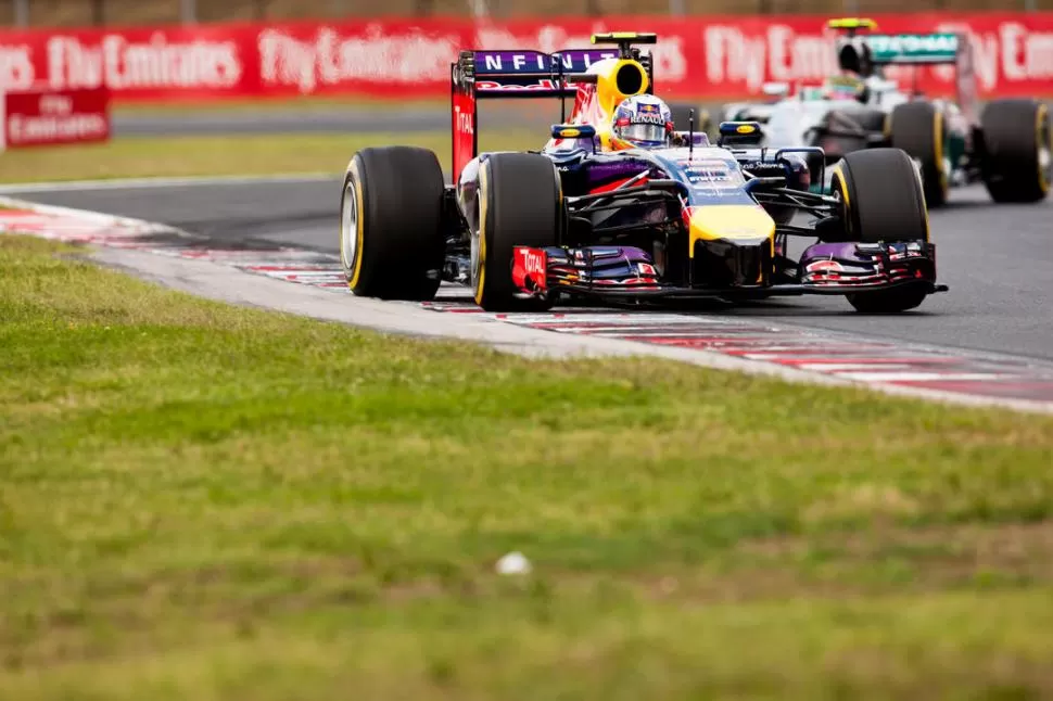 SE AGIGANTÓ. Daniel Ricciardo ganó en las últimas vueltas la carrera húngara, que tuvo una definición emocionante. 