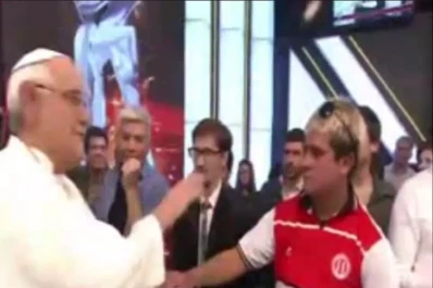 Bailando 2014: el papa Francisco bendijo al Charango, nueva adquisición de Tinelli