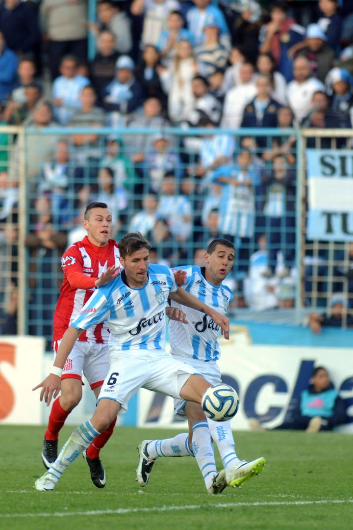 CONTROL. Sbuttoni protege el balón de Lucas Chacana. El central fue de lo mejor de Atlético ante San Martín el domingo. 
