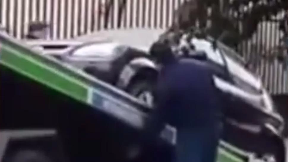 MOVIMIENTO REGISTRADO. Un usuario filmó y subió a Facebook el momento en el bajaban el auto en Mendoza al 300, donde no se puede estacionar. CAPTURA DE VIDEO