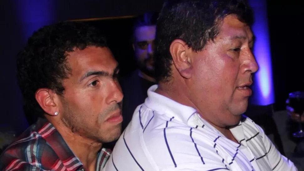 JUNTOS. Carlos Tevez desistió de volver al país luego de conocer la buena noticia. FOTO TOMADA DE TWITTER.COM/CARLITOS3210