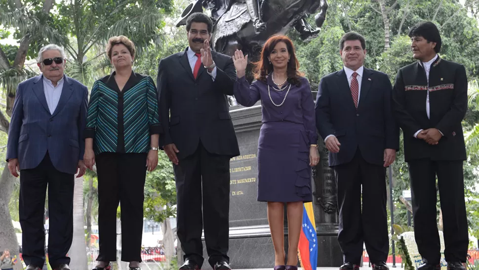 FOTO DE FAMILIA. Cristina no pudo llegar a tiempo para la foto. DyN