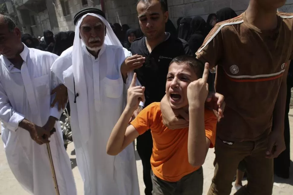 PARADOJA. Insultos en el entierro de un palestino muerto por una bomba israelí, el día del Eid Al-Fitr, uno de los más alegre del calendario musulmán fotos reuters