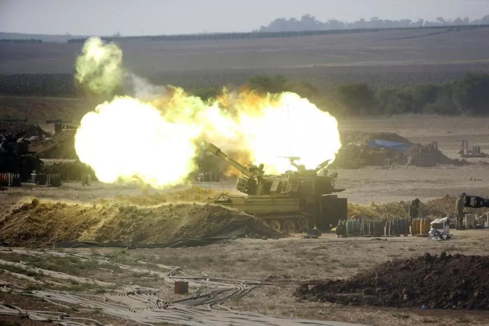 BOMBARDEO. Una unidad de artillería israelí móvil dispara ayer hacia la capital de la Franja de Gaza.  