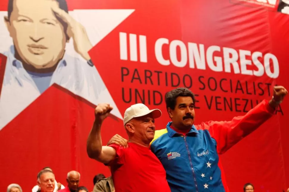 ACTO. Maduro saluda a sus partidarios, tras homenajear a Chávez. Está abrazado con Hugo Carvajal, un ex jefe de los servicios de inteligencia. reuters