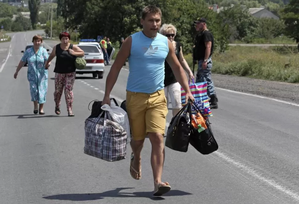 CERCA DE DONETSK. Civiles ucranianos huyen a los suburbios de Shakhtarsk. reuters
