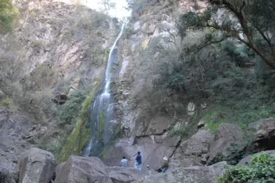 Una ducha natural de agua helada cae a chorros en medio de la montaña