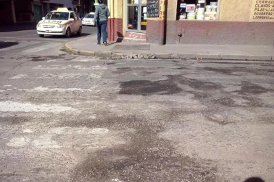 Baches en la esquina de San Lorenzo y Buenos Aires