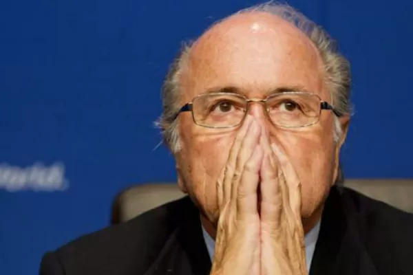 Blatter dijo sentirse muy triste y anunció que viaja mañana a la Argentina para las exequias de Grondona