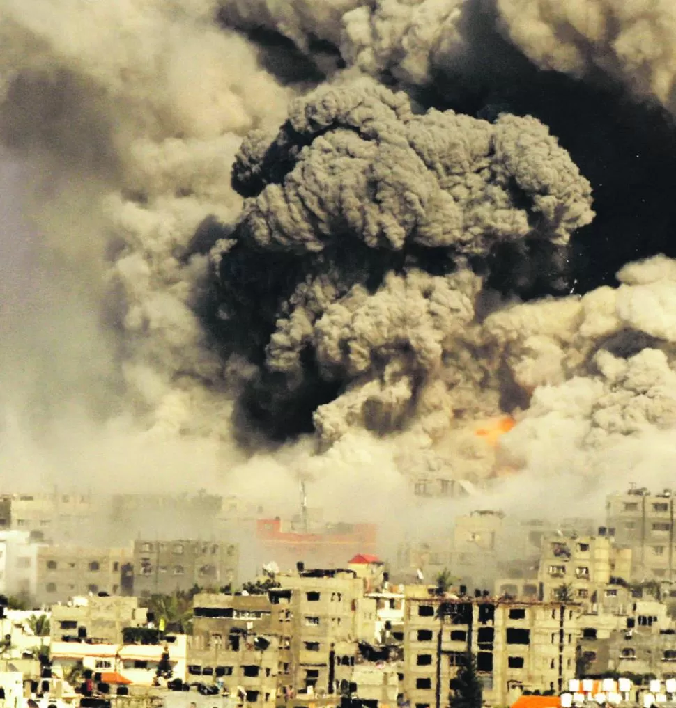 FUEGO Y DESTRUCCIÓN. Las bombas israelíes impactan en objetivos clave, como la central eléctrica de Gaza. reuters