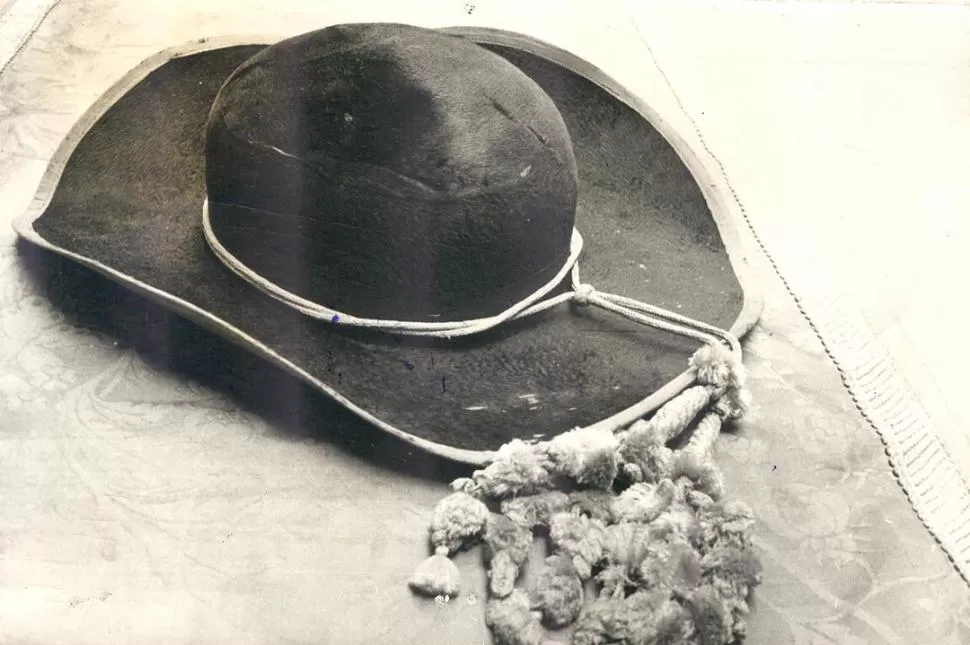 FRAY MAMERTO ESQUIÚ. Sombrero con borlas que usaba el célebre sacerdote, en su época de obispo de Córdoba. la gaceta / archivo