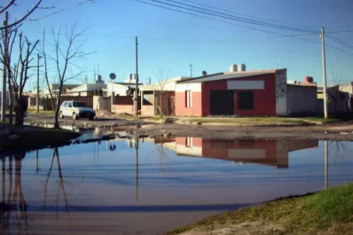 Años de pérdidas de agua formaron una laguna en Las Talitas