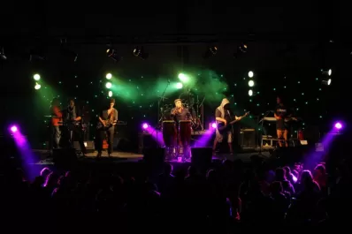 Mano e Mono: La “banda escuelita” sale a dar lección