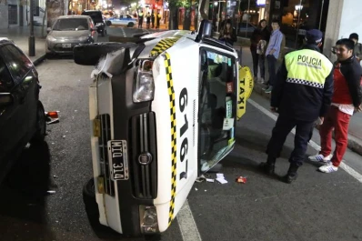 Chocó a un auto estacionado y volcó en pleno centro