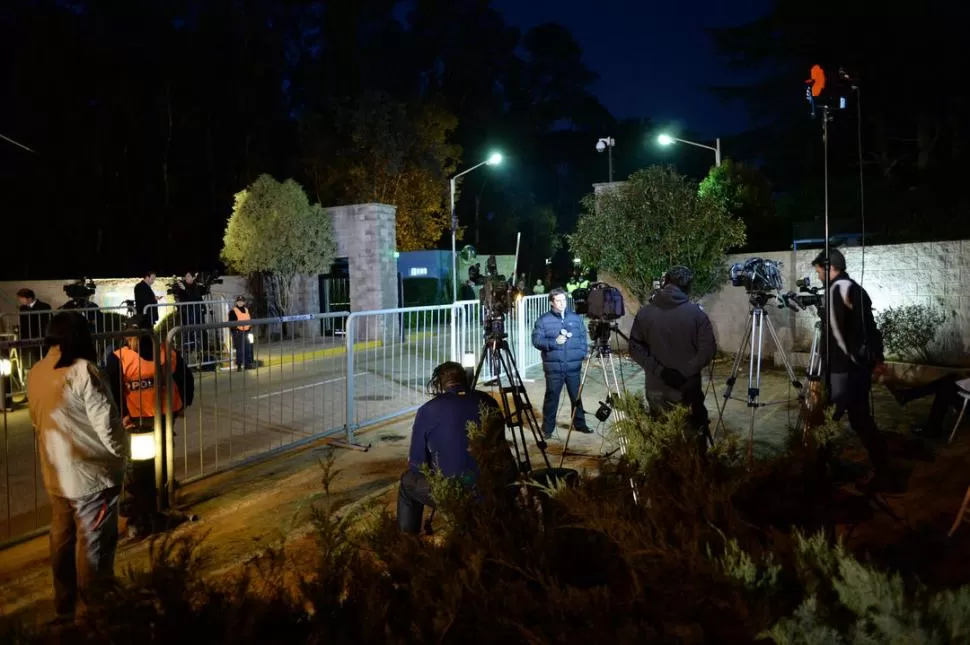 EN EZEIZA. Los medios montaron una guardia en la puerta del predio de la AFA, donde son velados los restos de Grondona. 