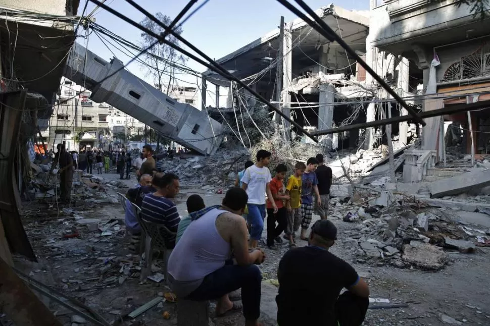DESTRUCCIÓN TOTAL. Un grupo de palestinos se reúnen ante lo que fue el minarete de una mezquita en Gaza, destruida durante un bombardeo. reuters