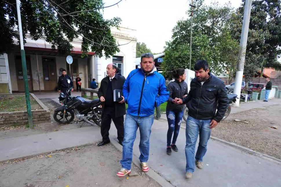 DETENCIONES. El fiscal y las víctimas salen de la Brigada Norte en 2013. LA GACETA / FOTO DE DIEGO ARÁOZ (ARCHIVO)