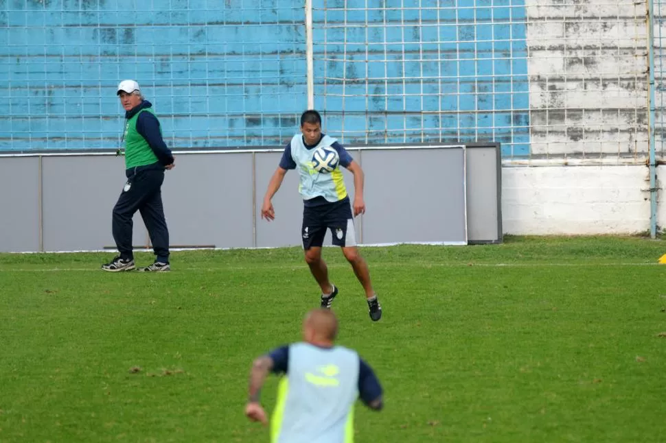ATENTO. Rivoira sigue los movimientos de Eduardo Casais, el lateral derecho que se repuso de una lesión y ayer fue titular. 