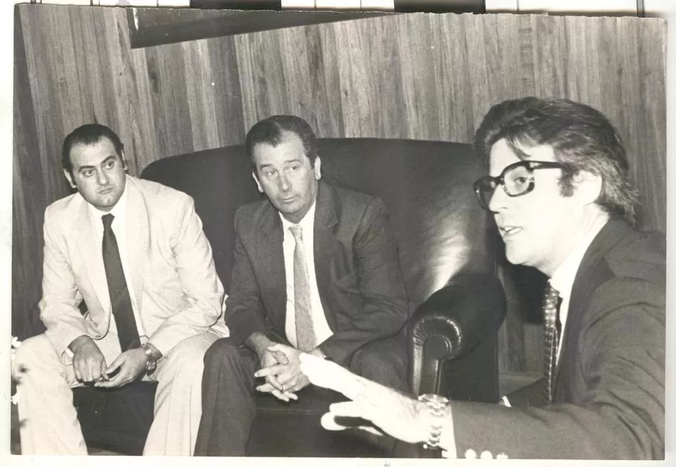 MOMENTO ÚNICO. Grondona, acompañado por su abogado Ricardo Falú, y el ex juez federal Manlio Martínez cuando se presentó ante la Justicia en 1983. 