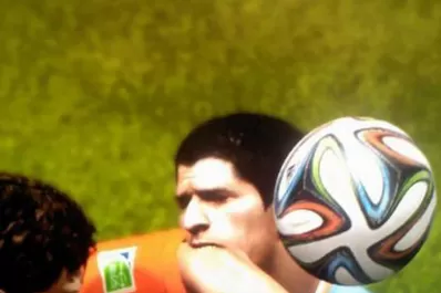 Luis Suárez muerde hasta en el 'FIFA 15'
