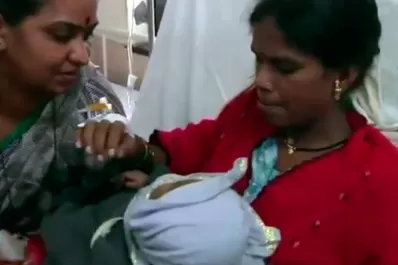 India: rescatan con vida a un bebé que quedó sepultado por un alud