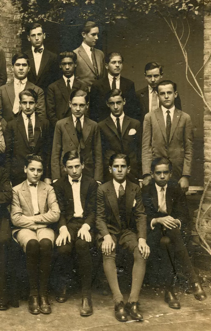 MÁXIMO ETCHECOPAR. El futuro ensayista fotografiado, de pantalón corto y medias grises, con compañeros del secundario en el Colegio Sagrado Corazón. la gaceta / archivo