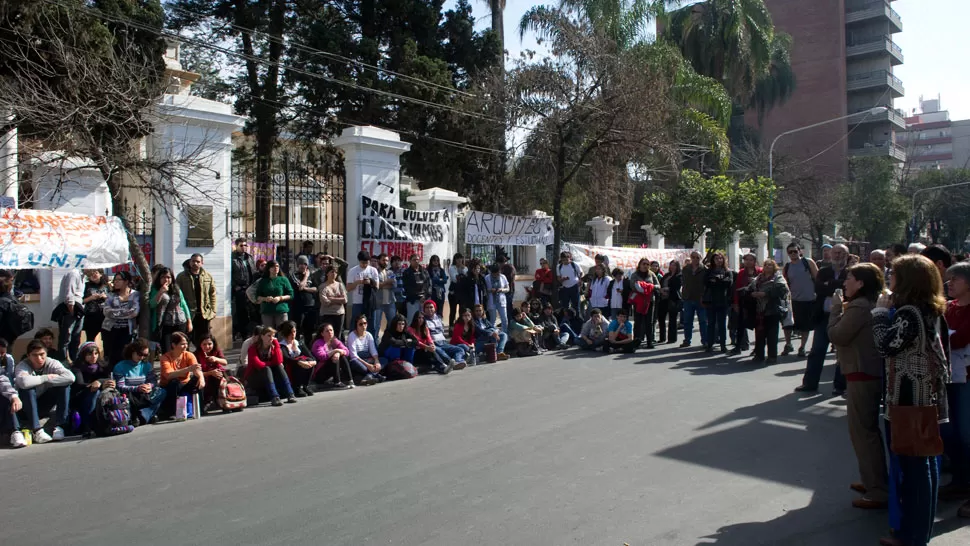 PIQUETE DE LA UNT. Durante la protesta de ayer, docentes y alumnos cortaron la calle frente al Rectorado. la gaceta / foto de jorge olmos sgrosso
