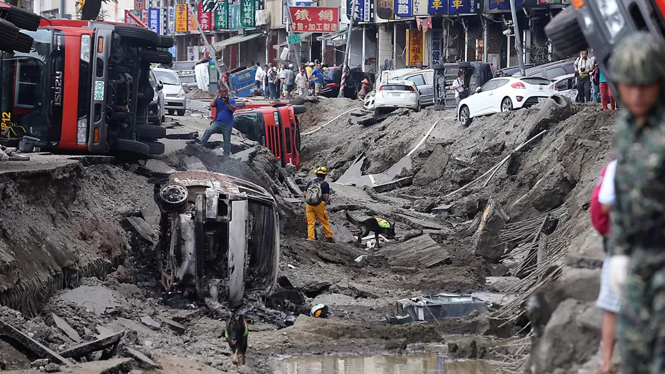 ESCENARIO DE GUERRA. Así quedaron las calles de Taiwán luego de las explosiones de gas. REUTERS