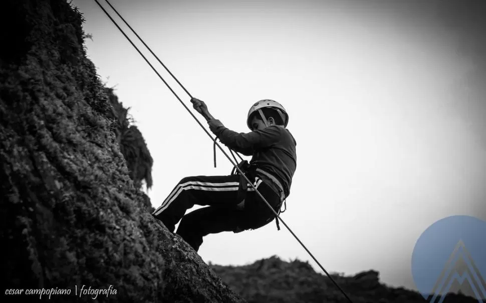 SIEMPRE HACIA ARRIBA. Un montañista en pleno ascenso con cuerdas. foto gentileza de Cesar Campopiano 