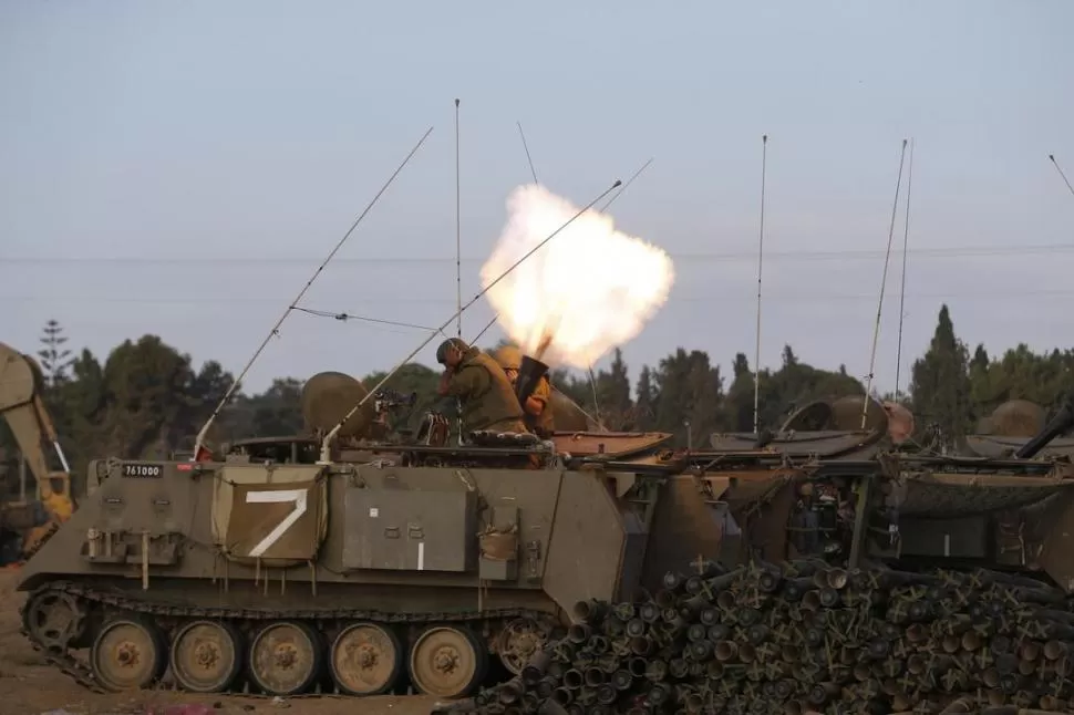 OBUSES. Soldados israelíes disparan un mortero de 120 mm. sobre posiciones de los grupos islamitas en la Franja. reuters