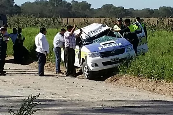 Cinco policías volcaron en una camioneta cuando se dirigían a un operativo