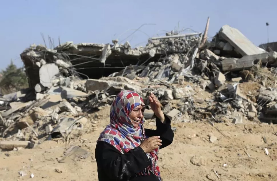  EN YAN YOUNIS. Una palestina llora frente a su vivienda destruida. reuters