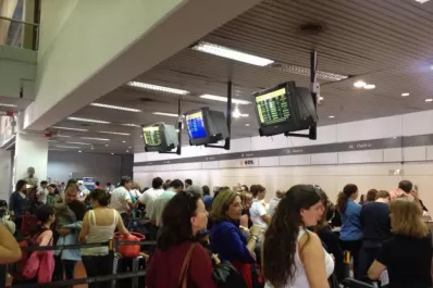 Quedaron varados por la cancelación de numerosos vuelos