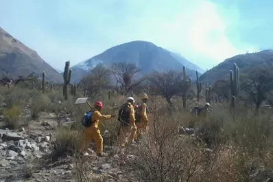 La sequía y el viento alimentan incendios en Quilmes y en Tafí del Valle