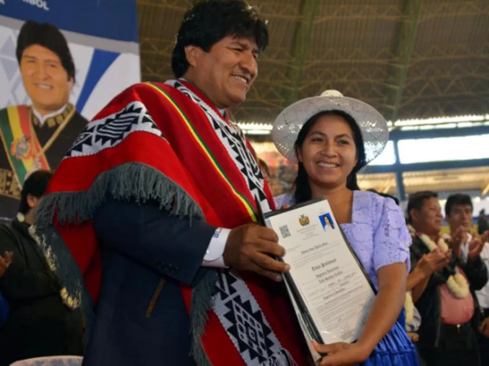 COCHABAMBA. Evo Morales entrega una titulación a una egresada. FOTO DE D24AR.COM