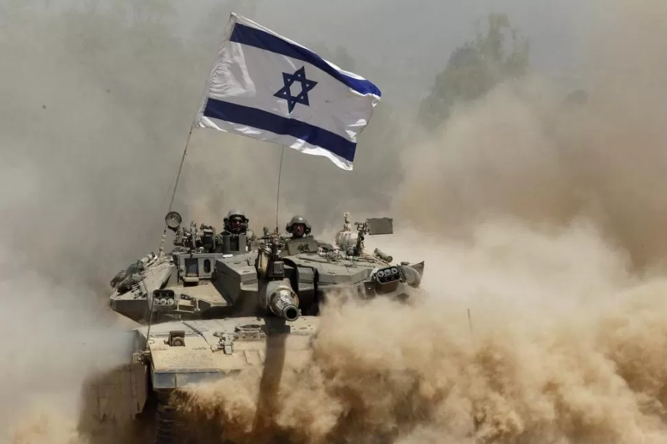 TRAS LA MISIÓN. Un tanque israelí regresa desde la Franja de Gaza.  