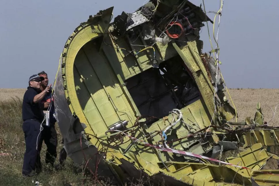 SIN DESCANSO. Técnicos australianos y holandeses observan restos del avión. reuters