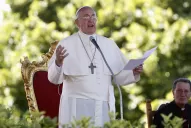 Si acumulas riquezas como un tesoro, te roban el alma, advirtió el Papa