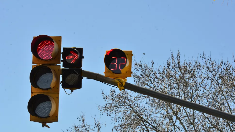 NO PASAR. La luz roja se ha convertido, en todo el mundo, en símbolo de prohibición. FOTO ARCHIVO