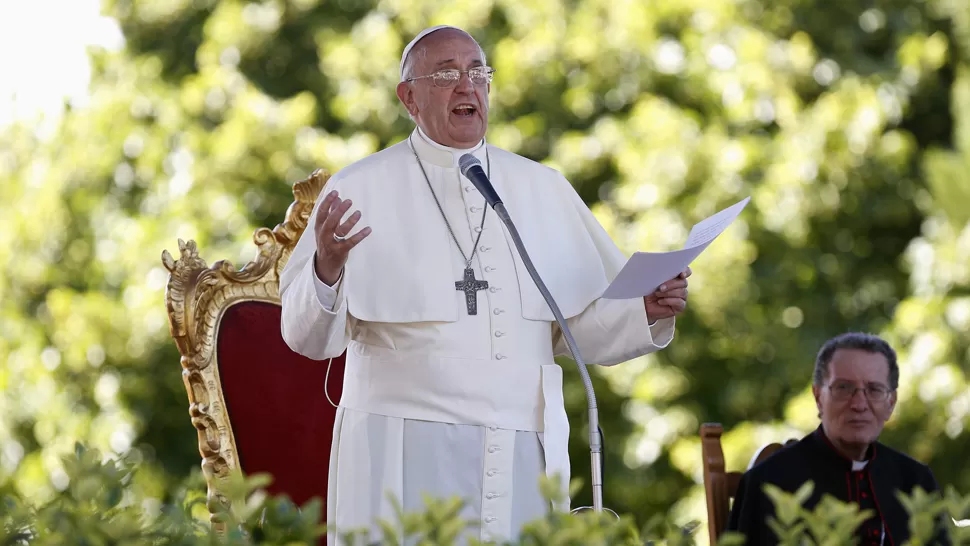 MODERNO. El Papa acostumbra a dilfundir frases y consejos a través de la red de microblogging. REUTERS