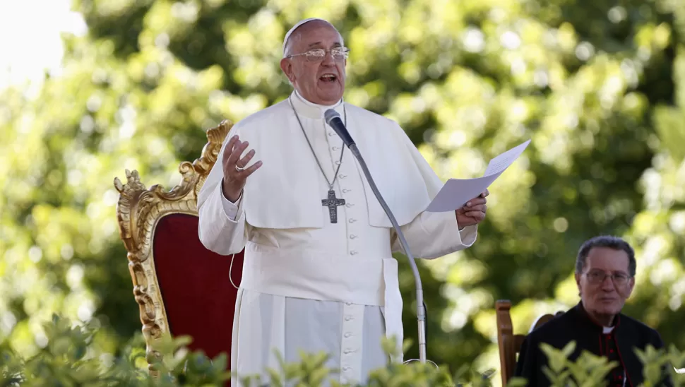MODERNO. El Papa acostumbra a dilfundir frases y consejos a través de la red de microblogging. REUTERS
